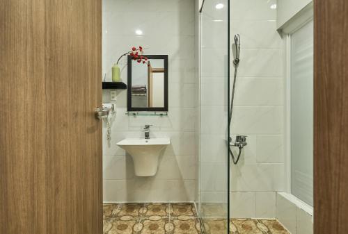 the passion hotel airport 5 minutes to tan son nhat