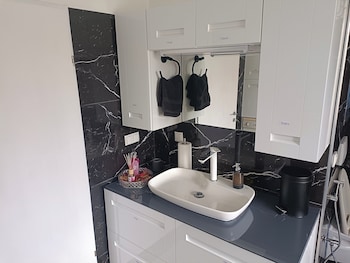 Beautiful 4-Bed House In The Neahe Wien,,4 star