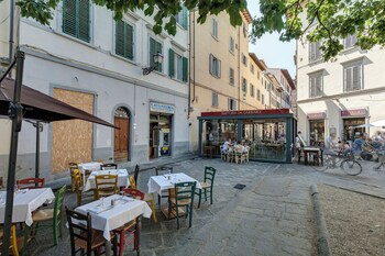 mamo florence zalinda aparment