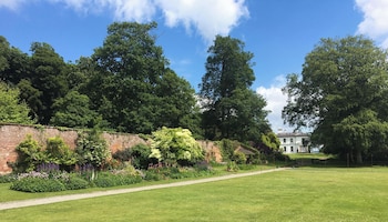 ballyscullion park courtyard cottages