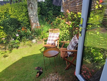 Beautiful And Cosy Garden Pod Saintives,,3 star