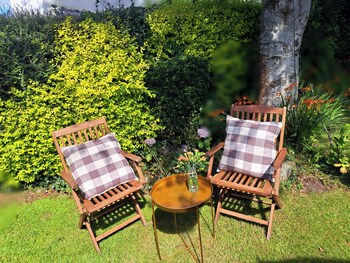 Beautiful And Cosy Garden Pod Saintives,,3 star