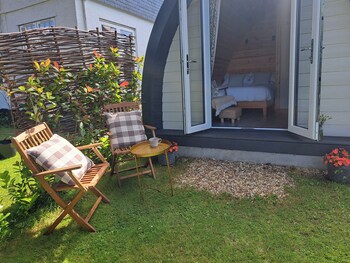 beautiful and cosy garden pod saintives
