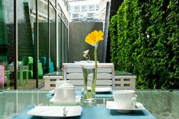 seven zea chic hotel