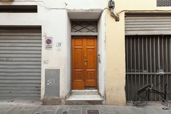 mamo florence charlize apartment