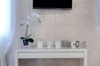 mamo florence charlize apartment
