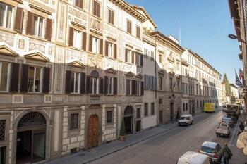 mamo florence cavour rosa apartment