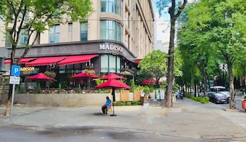 salute de madison luxury apt district 1
