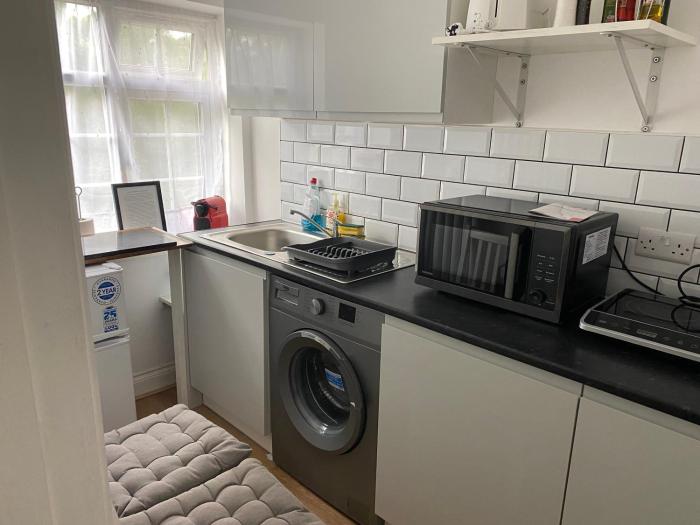 slough sleeps 3 petfriendly riverside bay