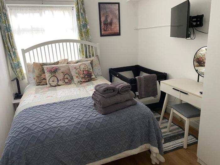 slough sleeps 3 petfriendly riverside bay