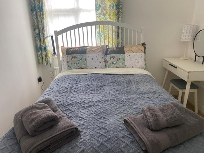 slough sleeps 3 petfriendly riverside bay