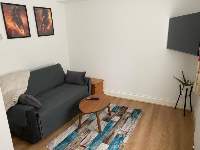 slough sleeps 3 petfriendly riverside bay