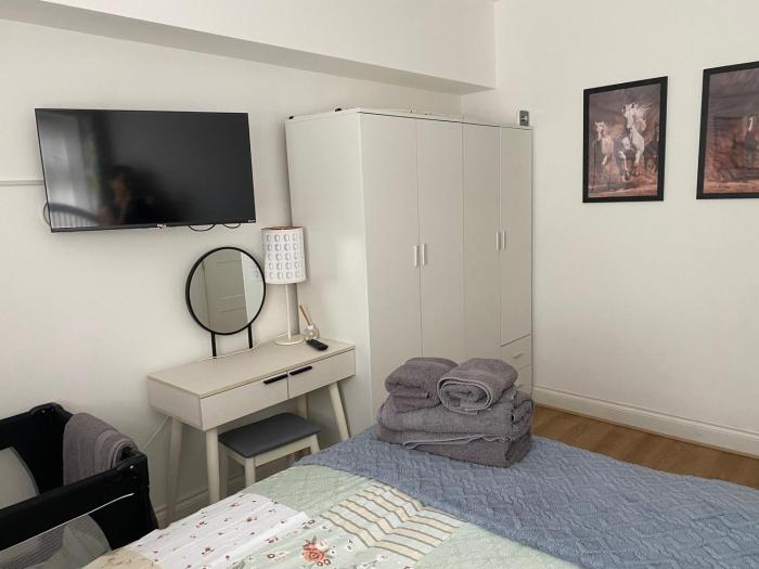 slough sleeps 3 petfriendly riverside bay
