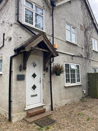 Slough - Sleeps 3 - Petfriendly - Riverside - Bay,,4 star