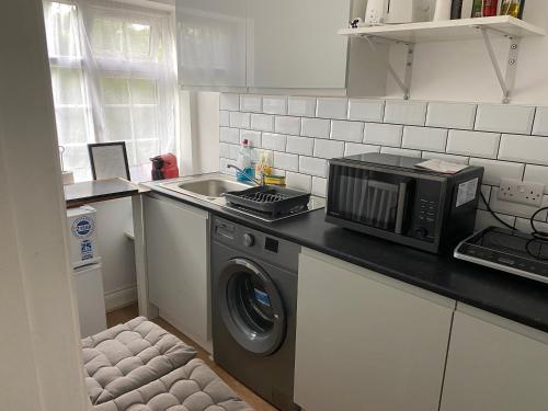 slough sleeps 3 petfriendly riverside bay