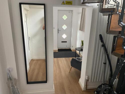 Slough - Sleeps 3 - Petfriendly - Riverside - Bay,,4 star