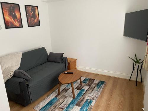slough sleeps 3 petfriendly riverside bay