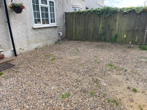 slough sleeps 3 petfriendly riverside bay