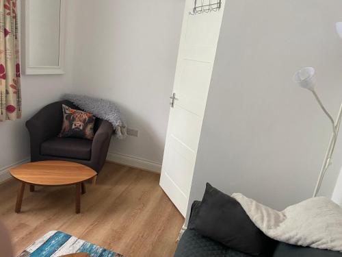 slough sleeps 3 petfriendly riverside bay