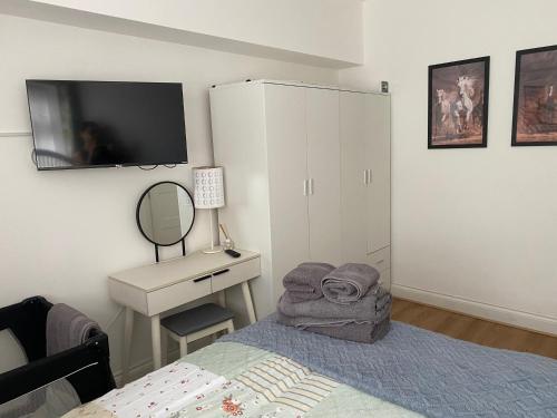 slough sleeps 3 petfriendly riverside bay