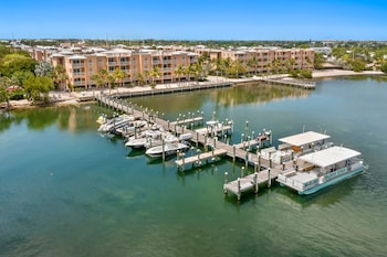 island view 1br residence with balcony