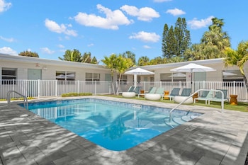 studio w king bed heated pool steps to beach