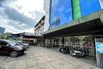 lucky star hotel near harbour bay batam