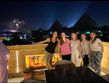 moses pyramids inn