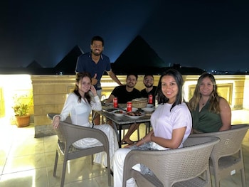 moses pyramids inn