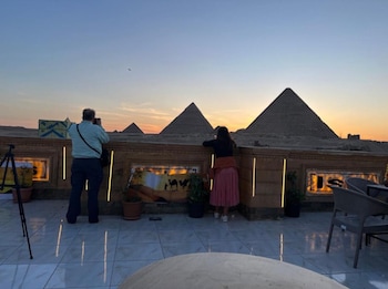 moses pyramids inn