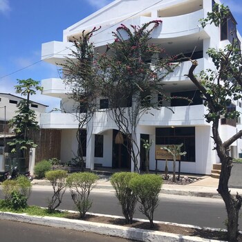 galapagos planet hotel