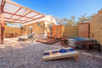 romantic luxury retreat hot cold pool and sauna