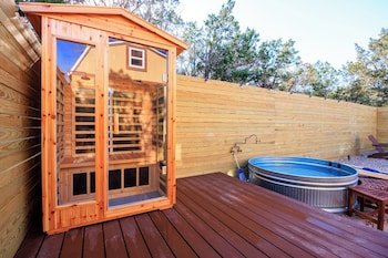 Romantic Luxury Retreat-Hot/Cold Pool & Sauna,,4 star