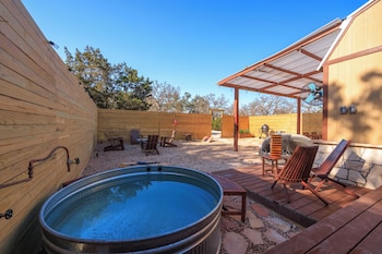 Romantic Luxury Retreat-Hot/Cold Pool & Sauna,,4 star