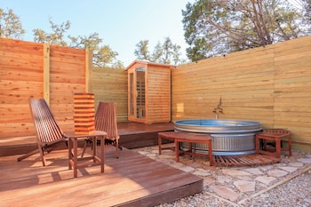 Romantic Luxury Retreat-Hot/Cold Pool & Sauna,,4 star
