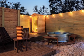 Romantic Luxury Retreat-Hot/Cold Pool & Sauna,,4 star