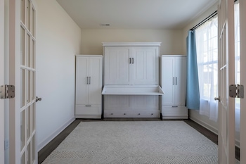 2708 Harbor Court,,4 star