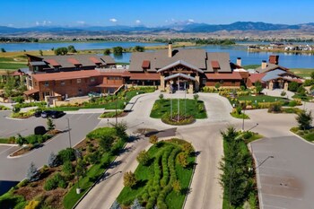scenic mountain retreat golf pickleball relax