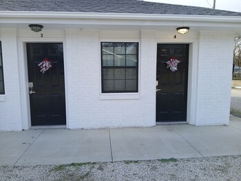 Whitetail Inn,,2 star