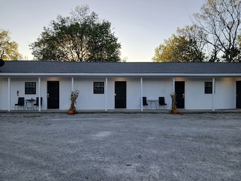 Whitetail Inn,,2 star