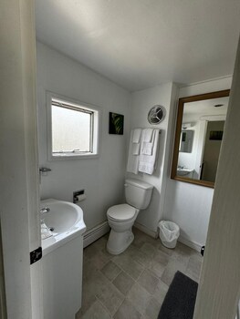 Ashcroft Motel,,2 star