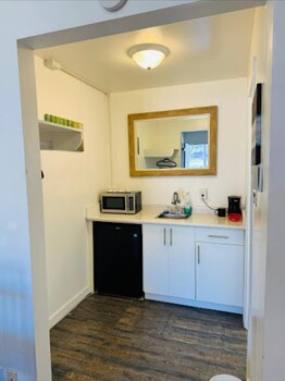Ashcroft Motel,,2 star
