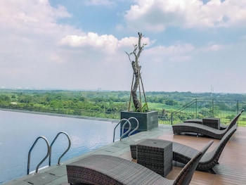 Modern Look 1Br At Lrt City Sentul - Royal Sentul Park Apartment,,3 star