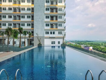 Modern Look 1Br At Lrt City Sentul - Royal Sentul Park Apartment,,3 star