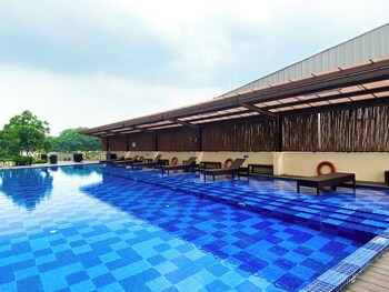 modern look and restful studio at azalea suites apartment
