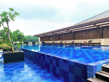 modern look and restful studio at azalea suites apartment