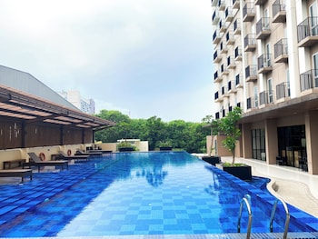 modern look and restful studio at azalea suites apartment