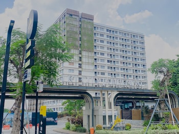 cozy and warm studio at lrt city jatibening apartment