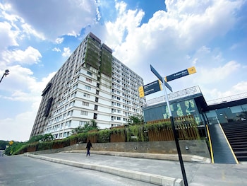 cozy and warm studio at lrt city jatibening apartment