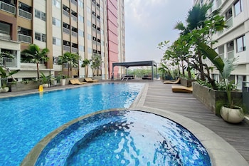 cozy and warm studio at lrt city jatibening apartment